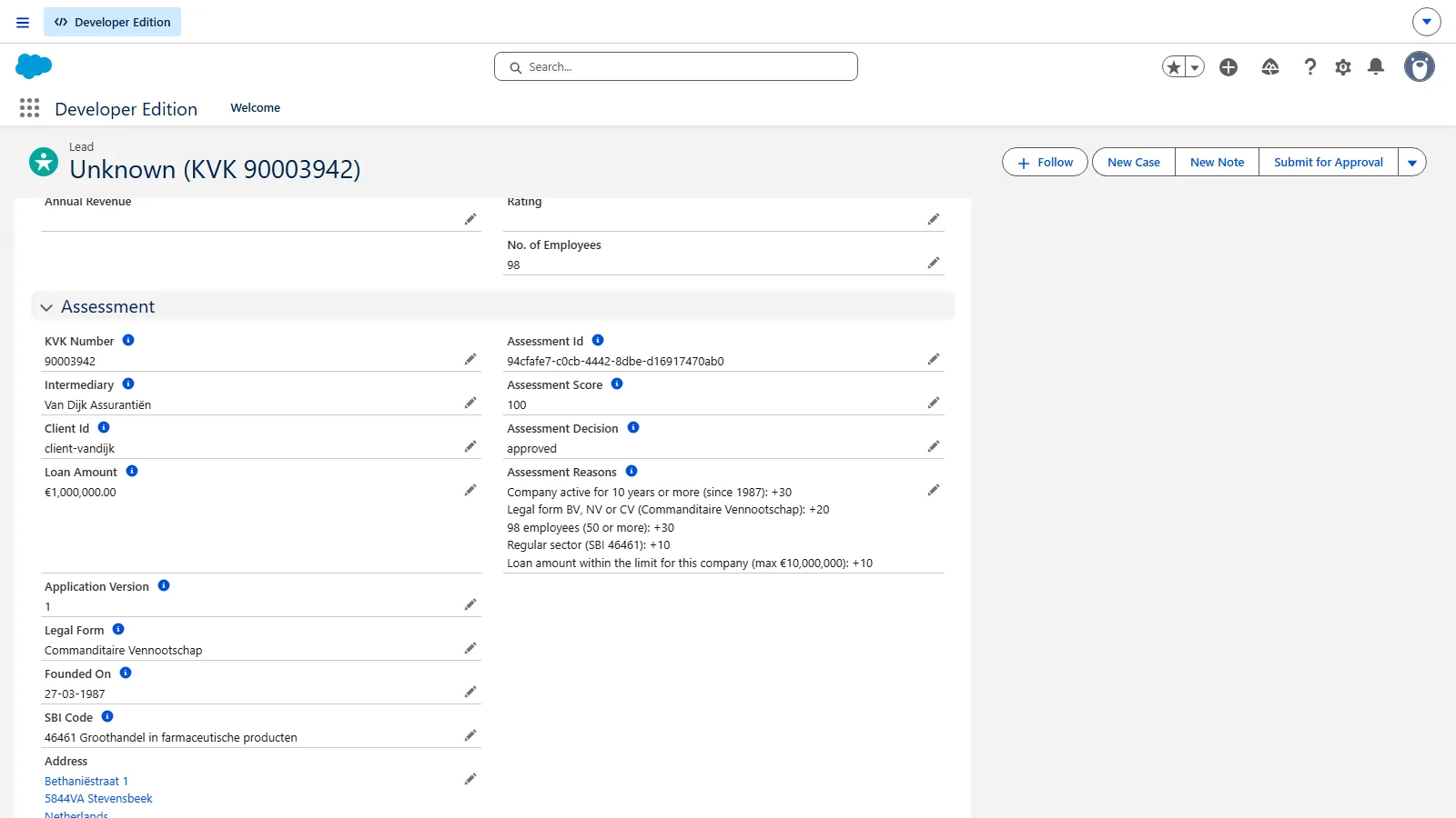 The Salesforce Lead's Assessment section: KVK number, intermediary, loan amount, score 100, decision approved and five reasons with points.